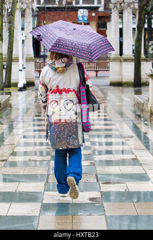 Southport, Merseyside. 30. März 2017. Großbritannien Wetter. Schwere Regenfälle übergießen der Nord West Badeort Southport in Merseyside. Shopper & Pendler gleichermaßen notwendigen Schritte aus der Starkregen zu vertuschen. Bildnachweis: Cernan Elias/Alamy Live-Nachrichten Stockfoto