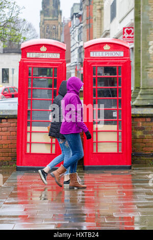 Southport, Merseyside. 30. März 2017. Großbritannien Wetter. Schwere Regenfälle übergießen der Nord West Badeort Southport in Merseyside. Shopper & Pendler gleichermaßen notwendigen Schritte aus der Starkregen zu vertuschen. Bildnachweis: Cernan Elias/Alamy Live-Nachrichten Stockfoto