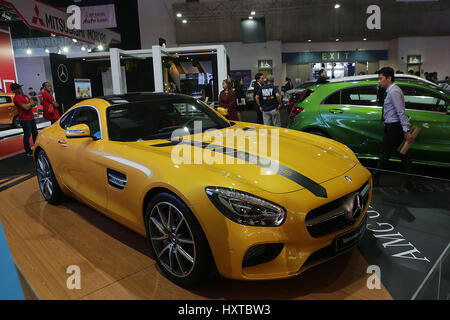 Pasay City, Philippinen. 30. März 2017. Besucher betrachten ein Mercedes-Benz AMG GT Auto während der Manila International Auto Show im World Trade Center in Pasay City, Philippinen, 30. März 2017. Bildnachweis: Rouelle Umali/Xinhua/Alamy Live-Nachrichten Stockfoto