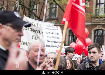 Berlin, Berlin, Deutschland. 30. März 2017. Am Tag der Sitzung des Aufsichtsrats von Bombardier beweisen 1000 Mitarbeiter aus den deutschen Standorten nach einem Aufruf der Gewerkschaft IG Metall vor der Unternehmenszentrale in Berlin. Bei Bombardier entfällt eine kanadische Flugzeug und Bahn Gruppe, insgesamt 5000 Arbeitsplätze bis Ende 2018. [Deutsch: Tag der Aufsichtsratsitzung von Bombardier Streiken 1000 Beschäftigte aus Den Deutschen Standorten Nach fordert der Gewerkschaft IG Metall Vor der Firmenzentrale in Berlin bin. Bildnachweis: ZUMA Press, Inc./Alamy Live-Nachrichten Stockfoto