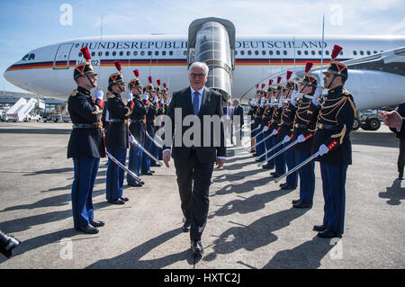 Flughafen Paris, Frankreich. 30. März 2017. Der deutsche Bundespräsident Frank-Walter Steinmeier kommt am Flughafen Paris, Frankreich, 30. März 2017. Der neue Bundespräsident macht seinem ersten Besuch als Präsident nach Frankreich. Foto: Bernd von Jutrczenka/Dpa/Alamy Live News Stockfoto