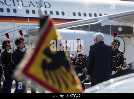 Paris, Frankreich. 30. März 2017. Der deutsche Bundespräsident Frank-Walter Steinmeier kommt am Flughafen in Paris, Frankreich, 30. März 2017. Der neue Bundespräsident ist zum ersten Mal nach Frankreich reisen, da er zum Büro gekommen. Foto: Bernd von Jutrczenka/Dpa/Alamy Live News Stockfoto