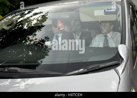 Kuala Lumpur, MALAYSIA. 30. März 2017. Nordkoreanische Botschaftsrat Kim Yu Song(front seat, R) und unidentify Mann (Rücksitz) sitzen in der nordkoreanischen Botschaft Auto auf 30. März 2017 an außerhalb der nordkoreanischen Botschaft in Kuala Lumpur, Malaysia. Bildnachweis: Chris Jung/ZUMA Draht/Alamy Live-Nachrichten Stockfoto