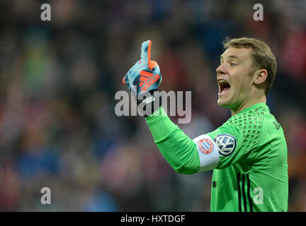 Datei - Datei Bild datiert 1. März 2017 zeigt München die Torhüter Manuel Neuer gestikulieren, während das deutsche DFB-Pokal-Viertelfinale-Fußballspiel zwischen FC Bayern München und FC Schalke 04 in der Allianz Arena in München. Foto: Andreas Gebert/dpa Stockfoto