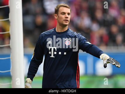 Datei - Datei Bild datiert 15. Oktober 2016 zeigt München die Torhüter Manuel Neuer gestikulieren während der deutschen Bundesliga-Fußballspiel zwischen Eintracht Frankfurt und FC Bayern München in der Commerzbank Arena in Frankfurt Am Main, Deutschland. Foto: Arne Dedert/dpa Stockfoto