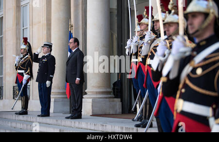 Paris, Frankreich. 30. März 2017. Der französische Präsident Francois Hollande (3-L) erwartet die Abfahrt der Autokolonne des deutschen Bundespräsidenten Frank-Walter Steinmeier (nicht abgebildet) nach ihrem Treffen in den Elysée-Palast in Paris, Frankreich, 30. März 2017. Steinmeier ist bei einem eintägigen Besuch in Frankreich. Foto: Bernd von Jutrczenka/Dpa/Alamy Live News Stockfoto