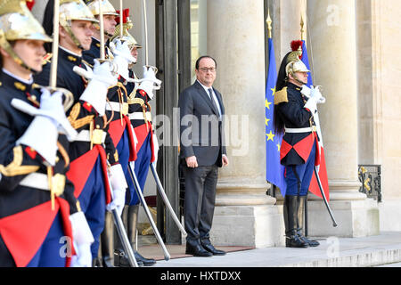 Paris. 30. März 2017. Der französische Präsident Francois Hollande wartet auf seinen deutschen Amtskollegen Frank-Walter Steinmeier im Elysee-Palast in Paris, Frankreich am 30. März 2017 begrüßen zu dürfen. Bildnachweis: Chen Yichen/Xinhua/Alamy Live-Nachrichten Stockfoto