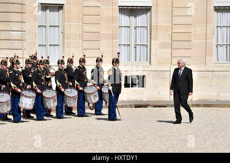 Paris. 30. März 2017. Der deutsche Bundespräsident Frank-Walter Steinmeier inspiziert die Ehrenwache im Elysée-Palast in Paris, Frankreich am 30. März 2017. Bildnachweis: Chen Yichen/Xinhua/Alamy Live-Nachrichten Stockfoto