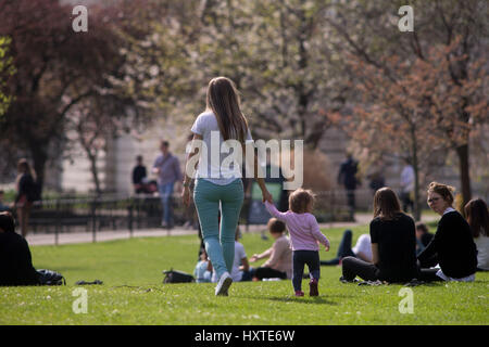 London, UK. 30. März 2017. Menschen genießen das schöne Wetter im Hyde Park, London. Bildnachweis: Sebastian Remme/Alamy Live-Nachrichten Stockfoto