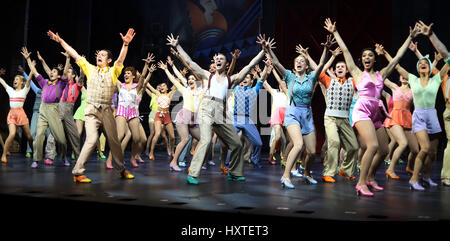 London, UK. 30. März 2017. Bild zeigt: 42nd Street show im Theatre Royal Drury Lane Ensemble cast Line-up Pic von Gavin Rodgers/Pixel 8000 Ltd Credit: Gavin Rodgers/Alamy Live News Stockfoto