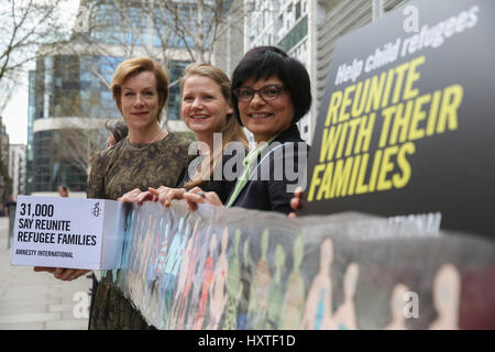 Home-Office. London, UK. 30. März 2017. Juliet Stevenson, Emma Williams - CEO of Student Action für Flüchtlinge, Thangam-Debbonaire-Labour-Abgeordneter und Vorsitzender des APPG für Flüchtlinge (l, R). Amnesty International, die Schüler-Aktion für Flüchtlinge (Stern) und Schauspielerin Juliet Stevenson verknüpfen das Innenministerium und das Bildungsministerium mit bunten Papierkette mit ausgeschnittenen Figuren von Erwachsenen und Kindern. Bildnachweis: Dinendra Haria/Alamy Live-Nachrichten Stockfoto