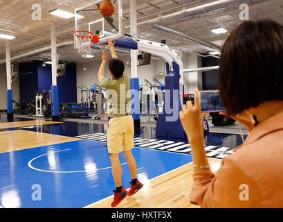 Dallas, Texas, USA. 25. März 2017. 27. März 2017. Shen Xu und seine Frau Licco Lee-live-Stream eine Tour durch die Dallas Mavericks Schulungseinrichtung während eines Besuchs. Chinesischen nationalen Shen Xu ist ein Fan von Dallas Mavericks-Spieler Dirk Nowitzki und zu Ehren des NBA-Spieler 30.000 Punkten in seiner Karriere erzielte Shen Xu 300 Punkte für 100 Tage. Er wurde von den Mavericks eingeladen, um einen zeremoniellen 30.000. Punkt vor einem Spiel gegen Oklahoma Thunder American Airlines Center in Dallas, Texas zu schießen. Bildnachweis: Ralph Lauer/ZUMA Draht/Alamy Live-Nachrichten Stockfoto