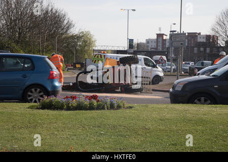 Peterborough, UK. 30. März 2017. Umgestürzter LKW am belebten Kreisverkehr Peterborough. Verkehr wurde als ein LKW umgestürzt beim Drehen im Stadtzentrum Kreisverkehr aufgehalten. Polizei-Transporter kommt für den direkten Verkehr. Stockfoto