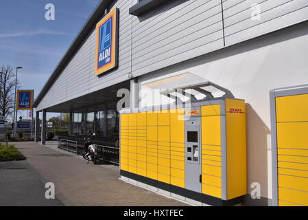 Köln, Deutschland. 26. März 2017. Ein DHL Pick-up Station vor einem Aldi-Supermarkt in Köln, 26. März 2017. -KEIN Draht-SERVICE - Foto: Horst Galuschka/Dpa/Alamy Live-Nachrichten Stockfoto