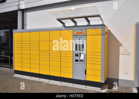 Köln, Deutschland. 26. März 2017. Ein DHL Pick-up Station vor einem Aldi-Supermarkt in Köln, 26. März 2017. -KEIN Draht-SERVICE - Foto: Horst Galuschka/Dpa/Alamy Live-Nachrichten Stockfoto