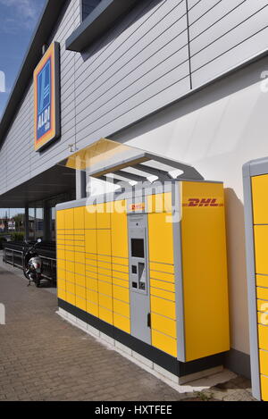 Köln, Deutschland. 26. März 2017. Ein DHL Pick-up Station vor einem Aldi-Supermarkt in Köln, 26. März 2017. -KEIN Draht-SERVICE - Foto: Horst Galuschka/Dpa/Alamy Live-Nachrichten Stockfoto