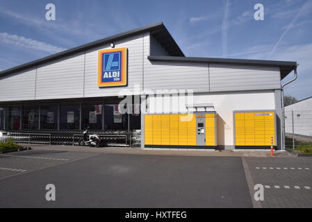 Köln, Deutschland. 26. März 2017. Ein DHL Pick-up Station vor einem Aldi-Supermarkt in Köln, 26. März 2017. -KEIN Draht-SERVICE - Foto: Horst Galuschka/Dpa/Alamy Live-Nachrichten Stockfoto