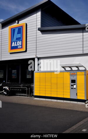 Köln, Deutschland. 26. März 2017. Ein DHL Pick-up Station vor einem Aldi-Supermarkt in Köln, 26. März 2017. -KEIN Draht-SERVICE - Foto: Horst Galuschka/Dpa/Alamy Live-Nachrichten Stockfoto