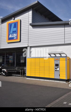 Köln, Deutschland. 26. März 2017. Ein DHL Pick-up Station vor einem Aldi-Supermarkt in Köln, 26. März 2017. -KEIN Draht-SERVICE - Foto: Horst Galuschka/Dpa/Alamy Live-Nachrichten Stockfoto