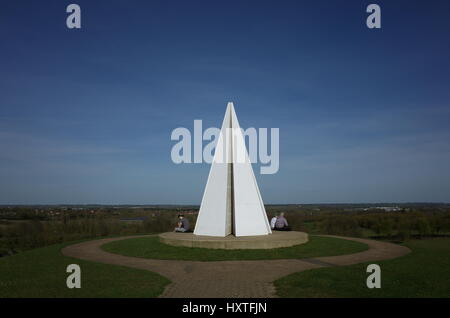 Milton Keynes, UK. 30 Mär, 2017. UK Wetter. Ein sonnigen Tag am Licht Pyramide Skulptur von Liliane Lijn in Campbell Park, Milton Keynes, Buckinghamshire, England erstellt. Stockfoto