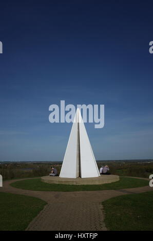 Milton Keynes, UK. 30 Mär, 2017. UK Wetter. Ein sonnigen Tag am Licht Pyramide Skulptur von Liliane Lijn in Campbell Park, Milton Keynes, Buckinghamshire, England erstellt. Stockfoto