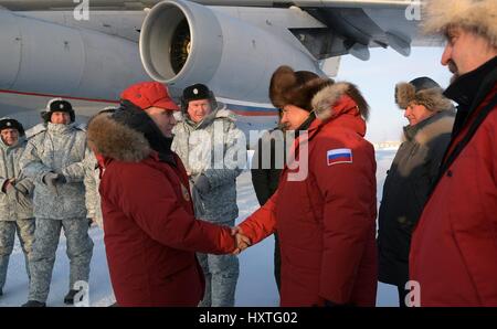 Alexandra Land, Russland. 29. März 2017. Der russische Verteidigungsminister Sergei Shoigu, Recht, grüßt Präsident Vladimir Putin bei der Landung auf der Nord-Flotte Air Defense Erstligisten Militärbasis auf Alexandra Land 29. März 2017 im Archipel Franz-Josef-Land, Russland. Putin besucht die abgelegenen arktischen Inseln russischen Ansprüche auf die Regionen natürlichen Ressourcen zu fördern. Bildnachweis: Planetpix/Alamy Live-Nachrichten Stockfoto