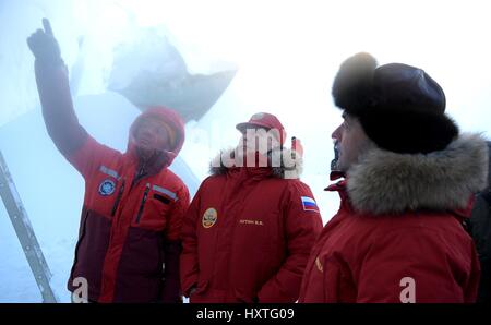 Alexandra Land, Russland. 29. März 2017. Russischen Präsidenten Vladimir Putin, Center und Premierminister Dmitry Medvedev, Recht, besucht eine Eishöhle in den polaren Flieger-Gletscher an Alexandra Land 29. März 2017 im Archipel Franz-Josef-Land, Russland. Putin besucht die abgelegenen arktischen Inseln russischen Ansprüche auf die Regionen natürlichen Ressourcen zu fördern. Bildnachweis: Planetpix/Alamy Live-Nachrichten Stockfoto