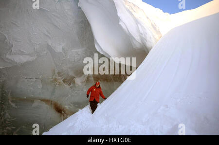 Alexandra Land, Russland. 29. März 2017. Der russische Präsident Vladimir Putin erforscht eine Eishöhle in den polaren Flieger Gletscher während eines Besuchs in Alexandra Land 29. März 2017 im Archipel Franz-Josef-Land, Russland. Putin besucht die abgelegenen arktischen Inseln russischen Ansprüche auf die Regionen natürlichen Ressourcen zu fördern. Bildnachweis: Planetpix/Alamy Live-Nachrichten Stockfoto