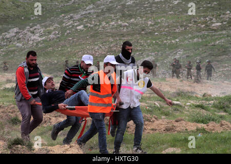 Madame, West Bank. 30. März 2017. Eine Demonstration zum Gedenken an Tag des Bodens in der Westbank Madama, im Süden von Nablus, gewalttätig, als die Palästinenser Demonstranten stießen mit den israelischen Sicherheitskräften. Israelische Soldaten feuerte Tränengas und Gummigeschossen an die palästinensische Demonstranten, die wiederum Felsen auf sie warfen. Der Protest wurde durch maskierte israelische Siedler infiltriert. Laut dem Palästinensischen Roten Halbmond 45 Palästinenser wurden auf der Bühne, verletzt, während keine Verletzungen der israelischen Soldaten gemeldet wurden. Bildnachweis: ZUMA Press, Inc./Alamy Live-Nachrichten Stockfoto