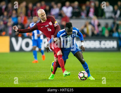 24. März 2017: US-Mittelfeldspieler Michael Bradley (4) kämpft für Besitz mit Honduras weiter Lena Elis (19) während der FIFA WM-Qualifikation-Spiel zwischen den USA und Honduras Avaya-Stadion in San Jose, Kalifornien. Der USA besiegt Honduras 6-0. Damon Tarver/Cal-Sport-Medien Stockfoto