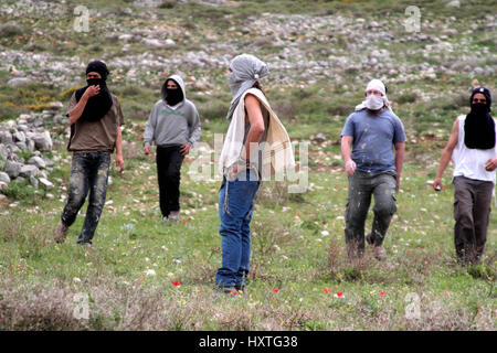 Madame, West Bank. 30. März 2017. Eine Demonstration zum Gedenken an Tag des Bodens in der Westbank Madama, im Süden von Nablus, gewalttätig, als die Palästinenser Demonstranten stießen mit den israelischen Sicherheitskräften. Israelische Soldaten feuerte Tränengas und Gummigeschossen an die palästinensische Demonstranten, die wiederum Felsen auf sie warfen. Der Protest wurde durch maskierte israelische Siedler infiltriert. Laut dem Palästinensischen Roten Halbmond 45 Palästinenser wurden auf der Bühne, verletzt, während keine Verletzungen der israelischen Soldaten gemeldet wurden. Bildnachweis: ZUMA Press, Inc./Alamy Live-Nachrichten Stockfoto