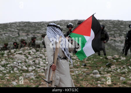 Madame, West Bank. 30. März 2017. Eine Demonstration zum Gedenken an Tag des Bodens in der Westbank Madama, im Süden von Nablus, gewalttätig, als die Palästinenser Demonstranten stießen mit den israelischen Sicherheitskräften. Israelische Soldaten feuerte Tränengas und Gummigeschossen an die palästinensische Demonstranten, die wiederum Felsen auf sie warfen. Der Protest wurde durch maskierte israelische Siedler infiltriert. Laut dem Palästinensischen Roten Halbmond 45 Palästinenser wurden auf der Bühne, verletzt, während keine Verletzungen der israelischen Soldaten gemeldet wurden. Bildnachweis: ZUMA Press, Inc./Alamy Live-Nachrichten Stockfoto