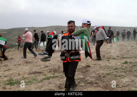 Madame, West Bank. 30. März 2017. Eine Demonstration zum Gedenken an Tag des Bodens in der Westbank Madama, im Süden von Nablus, gewalttätig, als die Palästinenser Demonstranten stießen mit den israelischen Sicherheitskräften. Israelische Soldaten feuerte Tränengas und Gummigeschossen an die palästinensische Demonstranten, die wiederum Felsen auf sie warfen. Der Protest wurde durch maskierte israelische Siedler infiltriert. Laut dem Palästinensischen Roten Halbmond 45 Palästinenser wurden auf der Bühne, verletzt, während keine Verletzungen der israelischen Soldaten gemeldet wurden. Bildnachweis: ZUMA Press, Inc./Alamy Live-Nachrichten Stockfoto