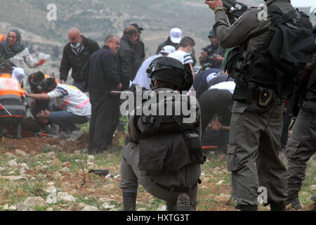 Madame, West Bank. 30. März 2017. Eine Demonstration zum Gedenken an Tag des Bodens in der Westbank Madama, im Süden von Nablus, gewalttätig, als die Palästinenser Demonstranten stießen mit den israelischen Sicherheitskräften. Israelische Soldaten feuerte Tränengas und Gummigeschossen an die palästinensische Demonstranten, die wiederum Felsen auf sie warfen. Der Protest wurde durch maskierte israelische Siedler infiltriert. Laut dem Palästinensischen Roten Halbmond 45 Palästinenser wurden auf der Bühne, verletzt, während keine Verletzungen der israelischen Soldaten gemeldet wurden. Bildnachweis: ZUMA Press, Inc./Alamy Live-Nachrichten Stockfoto