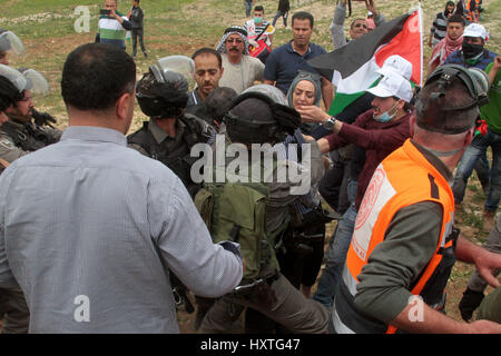 Madame, West Bank. 30. März 2017. Eine Demonstration zum Gedenken an Tag des Bodens in der Westbank Madama, im Süden von Nablus, gewalttätig, als die Palästinenser Demonstranten stießen mit den israelischen Sicherheitskräften. Israelische Soldaten feuerte Tränengas und Gummigeschossen an die palästinensische Demonstranten, die wiederum Felsen auf sie warfen. Der Protest wurde durch maskierte israelische Siedler infiltriert. Laut dem Palästinensischen Roten Halbmond 45 Palästinenser wurden auf der Bühne, verletzt, während keine Verletzungen der israelischen Soldaten gemeldet wurden. Bildnachweis: ZUMA Press, Inc./Alamy Live-Nachrichten Stockfoto