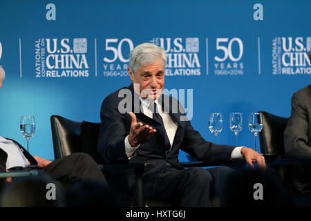 (170330)--NEW YORK, 30. März 2017 (Xinhua)--ehemalige US-Finanzminister Robert Rubin während spricht der "Führer sprechen: Finanzminister Event in China und den USA SkyClub in New York, USA, am 29. März 2017. Lassen Sie nicht kleine Spannungen und Unterschiede im Handel, die US-chinesischen Wirtschaftsbeziehungen zu untergraben, die unerlässlich für die Weltwirtschaft ist. Dies gehört zu den Äußerungen des ehemaligen US-Finanzminister Timothy Geithner, W. Michael Blumenthal, Jacob Lew und Robert Rubin, in einem Gespräch mit Steve Orlins, Leiter des National Committee on US-chinesischen Beziehungen, Stockfoto