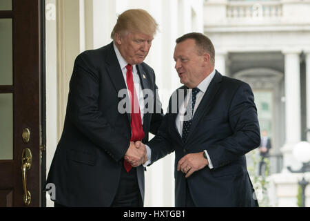 Washington, D.c., District Of Columbia, USA. 30. März 2017. 30. März 2017 - Washington, DC, USA - US-Präsident Donald Trump trifft sich mit Ministerpräsident Lars Løkke Rasmussen aus Dänemark im Westflügel des weißen Hauses in Washington, DC Credit: Ken Cedeno/ZUMA Draht/Alamy Live News Stockfoto