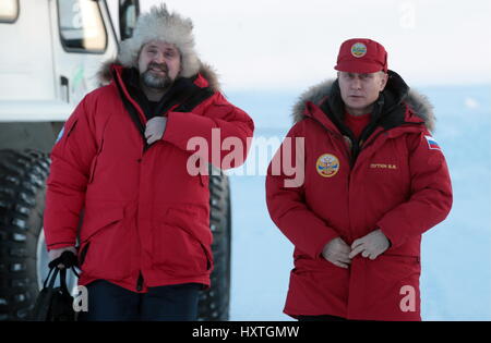 Alexandra Land, Russland. 29. März 2017. Der russische Präsident Vladimir Putin und Minister für natürliche Ressourcen und Umwelt Sergei Donskoy, links, tragen Winterkleidung polar während eines Besuchs in Alexandra Land 29. März 2017 im Archipel Franz-Josef-Land, Russland. Putin besucht die abgelegenen arktischen Inseln russischen Ansprüche auf die Regionen natürlichen Ressourcen zu fördern. Bildnachweis: Planetpix/Alamy Live-Nachrichten Stockfoto