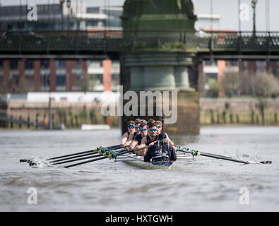 London, UK. 30. März 2017. Oxford University Boat Club einem Praxis-Ausflug vor der Cancer Research UK. 30. März 2017. Regatten am 2. April 2017 stattfinden. Crew-Liste:-OUBC blaues Boot: 8 Vassilis Ragoussis (Schlaganfall), 7 James Cook, 6 Mike DiSanto, 5 Olivier Erwachsenenklasse 4 Josh Bugajski, 3 Oliver Koch 2 1 William Warr (Bow), Sam Collier (Cox), Matthew O'Leary, Credit: Duncan Grove/Alamy Live News Stockfoto