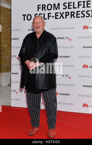 London, UK.  30. März 2017. Steven Berkoff, Schauspieler, besucht die Vernissage in der Saatchi Gallery "Von Selfie zur Selbstdarstellung", die weltweit erste Ausstellung, die Erforschung der Geschichte der Selfie von den alten Meistern bis zur Gegenwart.  Die Show, geöffnet vom 31. März, 30. Mai 2017, feiert das kreative Potential der Ausdrucksform, die häufig für seine Dummheit verspottet sowie die neue Rolle des Smartphones als künstlerisches Medium für solche Selbstdarstellung Hervorhebung. Bildnachweis: Stephen Chung / Alamy Live News Stockfoto