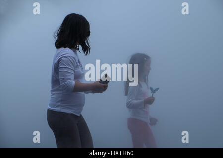 London: 30. März 2017. Am heißesten Tag des Jahres so weit wo die Temperatur in London 22 c erreicht Besucher abzukühlen und zu interagieren mit der Installation "London Fog (2017)" des japanischen Künstlers Fujiko Nakaya in der Tate Modern. : Credit Claire Doherty Alamy/Live News. Stockfoto