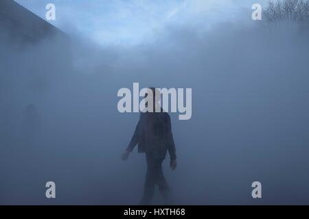 London: 30. März 2017. Am heißesten Tag des Jahres so weit wo die Temperatur in London 22 c erreicht Besucher abzukühlen und zu interagieren mit der Installation "London Fog (2017)" des japanischen Künstlers Fujiko Nakaya in der Tate Modern. : Credit Claire Doherty Alamy/Live News. Stockfoto