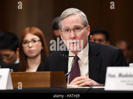 Washington, USA. 30. März 2017. Ehemalige US-Sicherheitsberater Stephen Hadley vor dem Senate Foreign Relations Committee während einer Anhörung über bezeugt "The Road Ahead: US-Interessen, Werte und das amerikanische Volk" im Capitol Hill in Washington, DC, USA, am 30. März 2017. Bildnachweis: Bao Dandan/Xinhua/Alamy Live-Nachrichten Stockfoto