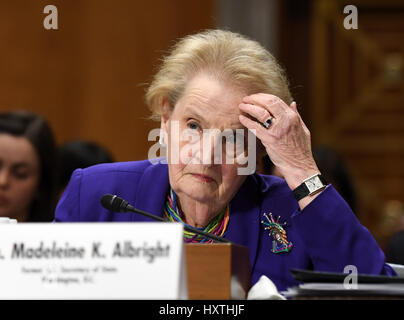 Washington, USA. 30. März 2017. Ehemalige US-Außenministerin Madeleine Albright Gesten während einer Anhörung vor dem Senate Foreign Relations Committee "The Road Ahead: US-Interessen, Werte und das amerikanische Volk" im Capitol Hill in Washington, DC, USA, am 30. März 2017. Bildnachweis: Bao Dandan/Xinhua/Alamy Live-Nachrichten Stockfoto