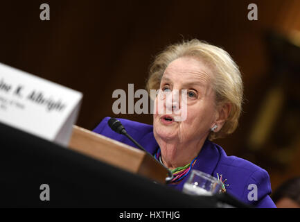 Washington, USA. 30. März 2017. Ehemalige US-Außenministerin Madeleine Albright bezeugt vor dem Senate Foreign Relations Committee während einer Anhörung über "The Road Ahead: US-Interessen, Werte und das amerikanische Volk" im Capitol Hill in Washington, DC, USA, am 30. März 2017. Bildnachweis: Bao Dandan/Xinhua/Alamy Live-Nachrichten Stockfoto