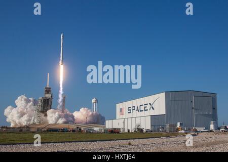 Cape Canaveral, Florida, USA. 30. März 2017. Die SpaceX Falcon 9 Rakete Mission Blasten SES-10 off ein kommerzieller Kommunikationssatellit vom Launch Complex 39A am Kennedy Space Center in Cape Canaveral, Florida 30. März 2017 trägt. Die SpaceX Mission markiert das erste Mal in der Geschichte der Raumfahrt, der die gleiche Rakete auf verwendet wurde zwei getrennte Missionen zu umkreisen. Bildnachweis: Planetpix/Alamy Live-Nachrichten Stockfoto