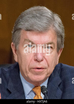 Washington DC, USA. 30. März 2017. Senator der Vereinigten Staaten Roy Blunt (Republikanische von Missouri), Fragen der Zeugen während uns Senate Select Committee on Intelligence öffentliche Anhörung mit dem Titel "Desinformation: A Primer in russischen aktive Maßnahmen und Einfluss Kampagnen auf dem Capitol Hill in Washington, DC auf Donnerstag, 30. März 2017. Bildnachweis: Ron Sachs/CNP/MediaPunch/Alamy Live-Nachrichten Stockfoto