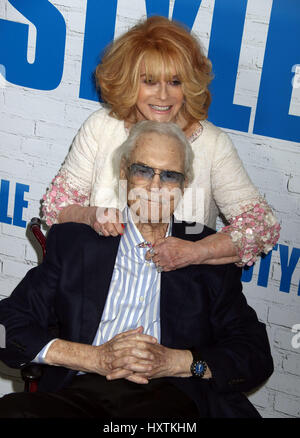 New York, New York, USA. 30. März 2017. Schauspielerin ANN-MARGRET und ihr Mann ROGER SMITH besuchen "Going In Style" New Yorker Premiere statt SVA Theater. Bildnachweis: Nancy Kaszerman/ZUMA Draht/Alamy Live-Nachrichten Stockfoto