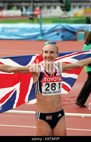 PAULA RADCLIFFE mit Flagge MARATHON WORLD ATHLETICS Olympiastadion HELSINKI Finnland 14. August 2005 Stockfoto