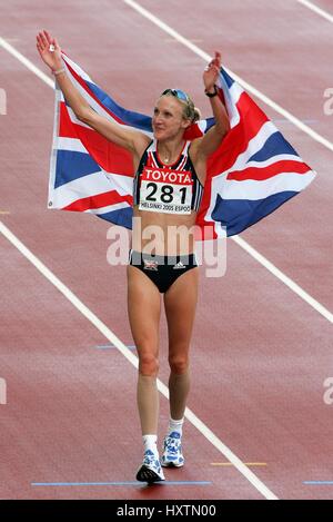 PAULA RADCLIFFE mit Flagge MARATHON WORLD ATHLETICS Olympiastadion HELSINKI Finnland 14. August 2005 Stockfoto